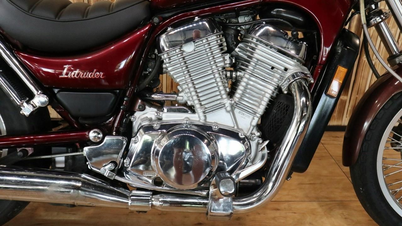 Suzuki Intruder (INTRUDER 700) 700 ## bardzo - zdjęcie 4 Suzuki Intruder (INTRUDER 700) 700 ## bardzo