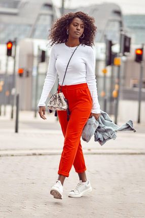 Komplet damski spodnie w kant i bluzka czerwono-biały FI680