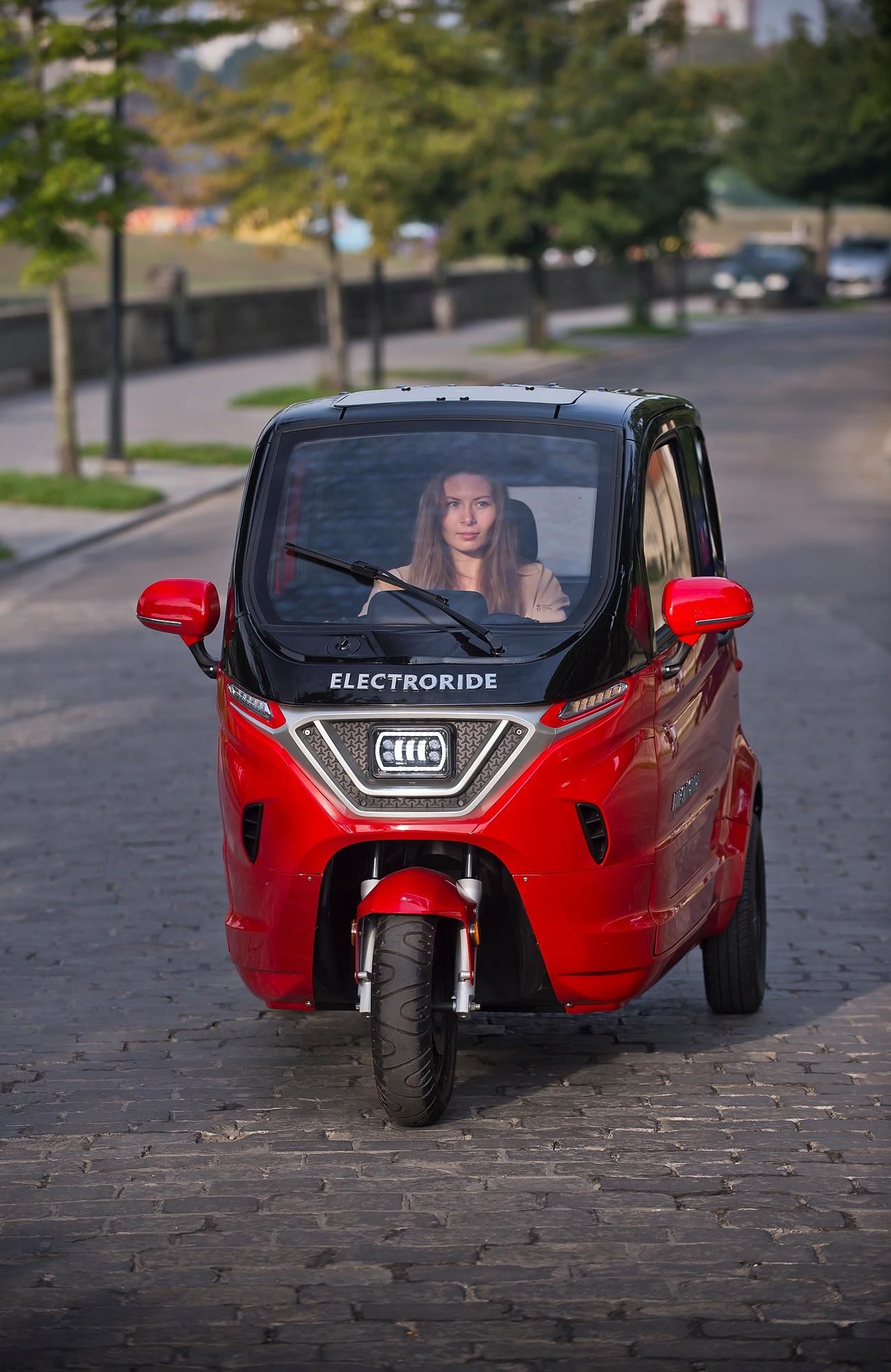 zabudowany pojazd elektryczny PIXI, czerwony - zdjęcie 2 zabudowany pojazd elektryczny PIXI, czerwony