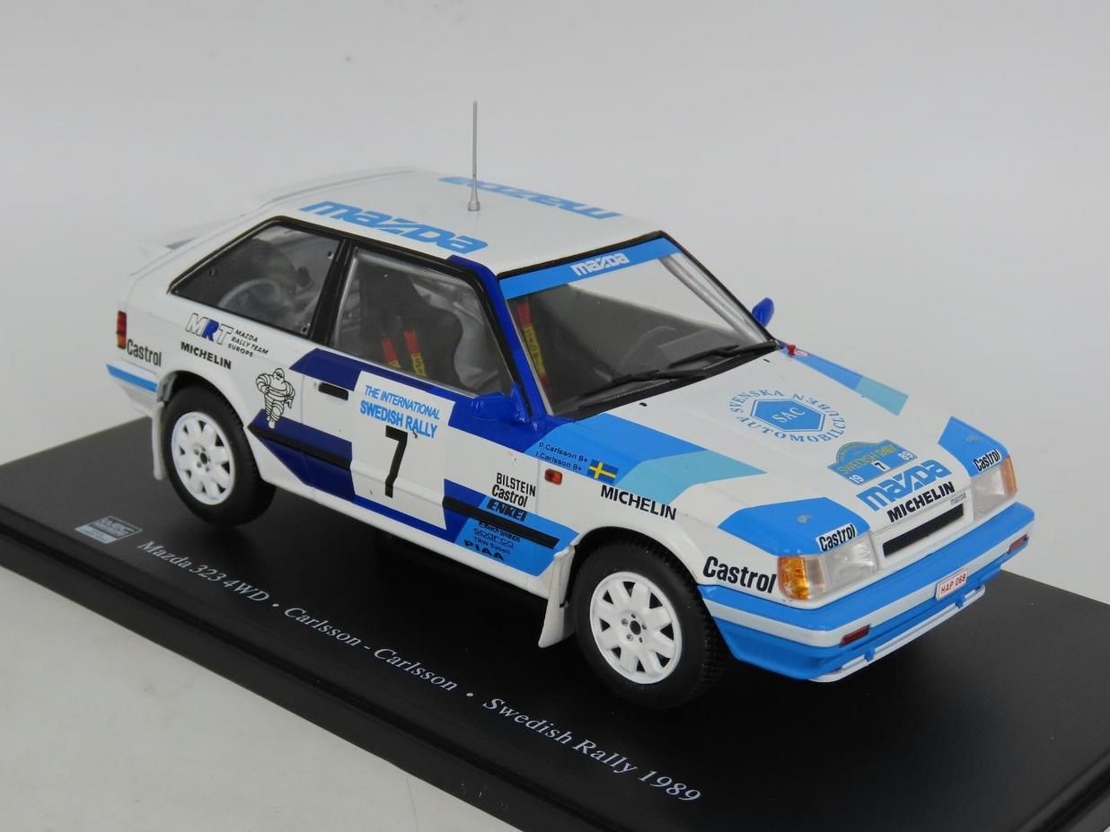 Miniature WRC Rallye Mazda 323 4WD Carlsson/Carlsson - Rallye Suède 1989 - 1/24 Ixo