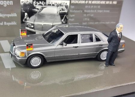 MINICHAMPS ミニチャンプス製 1:43 ポルシェ マカン ターボ チョーク