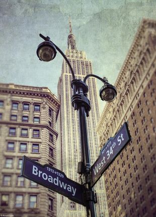 Zakito Posters Plakat 20,5x28,4cm Lampa uliczna i znaki uliczne z Empire State building w tle - Nowy Jork 2 Assaf Frank