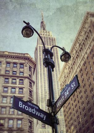Zakito Posters Plakat 21x29,7cm Lampa uliczna i znaki uliczne z Empire State building w tle - Nowy Jork 2 Assaf Frank