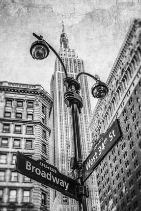 Zakito Posters Plakat 20x30cm Lampa uliczna i znaki uliczne z Empire State building w tle - Nowy Jork Assaf Frank