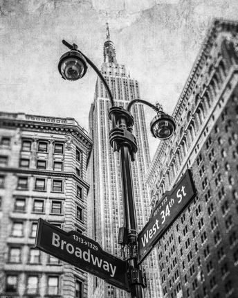 Zakito Posters Plakat 40x50cm Lampa uliczna i znaki uliczne z Empire State building w tle - Nowy Jork Assaf Frank