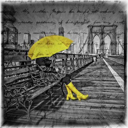Zakito Posters Plakat 20x20cm Kobieta turystka z parasolką siedząca na ławce przy przejściu dla pieszych na moście Brooklyńskim Assaf Frank
