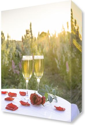 Zakito Posters Obraz 20x30cm Kieliszki do szampana i kosz kwiatów na stole w polu przy zachodzie słońca Assaf Frank