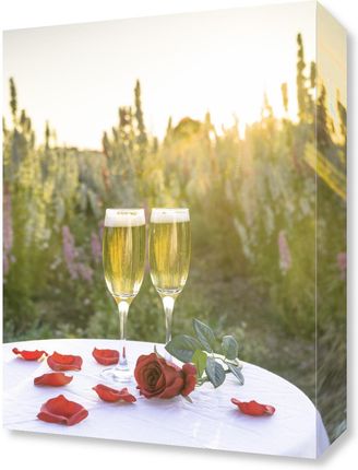 Zakito Posters Obraz 30x40cm Kieliszki do szampana i kosz kwiatów na stole w polu przy zachodzie słońca Assaf Frank