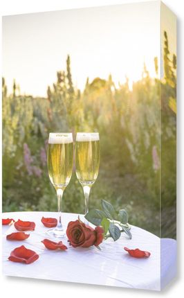 Zakito Posters Obraz 30x50cm Kieliszki do szampana i kosz kwiatów na stole w polu przy zachodzie słońca Assaf Frank