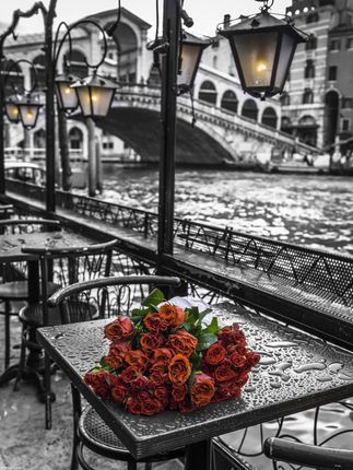 Zakito Posters Plakat 30x40cm Wiązka czerwonych róż na stole w ulicznej kawiarni Assaf Frank