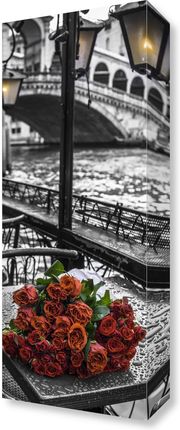 Zakito Posters Obraz 20x50cm Wiązka czerwonych róż na stole w ulicznej kawiarni Assaf Frank