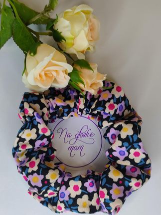 gumka scrunchie fioletowa w kwiaty
