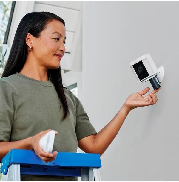 新品Ring Spotlight Cam Plus バッテリー駆動式ホワイト白 Kamera przemysłowa Ring Spotlight Cam Plus Battery White