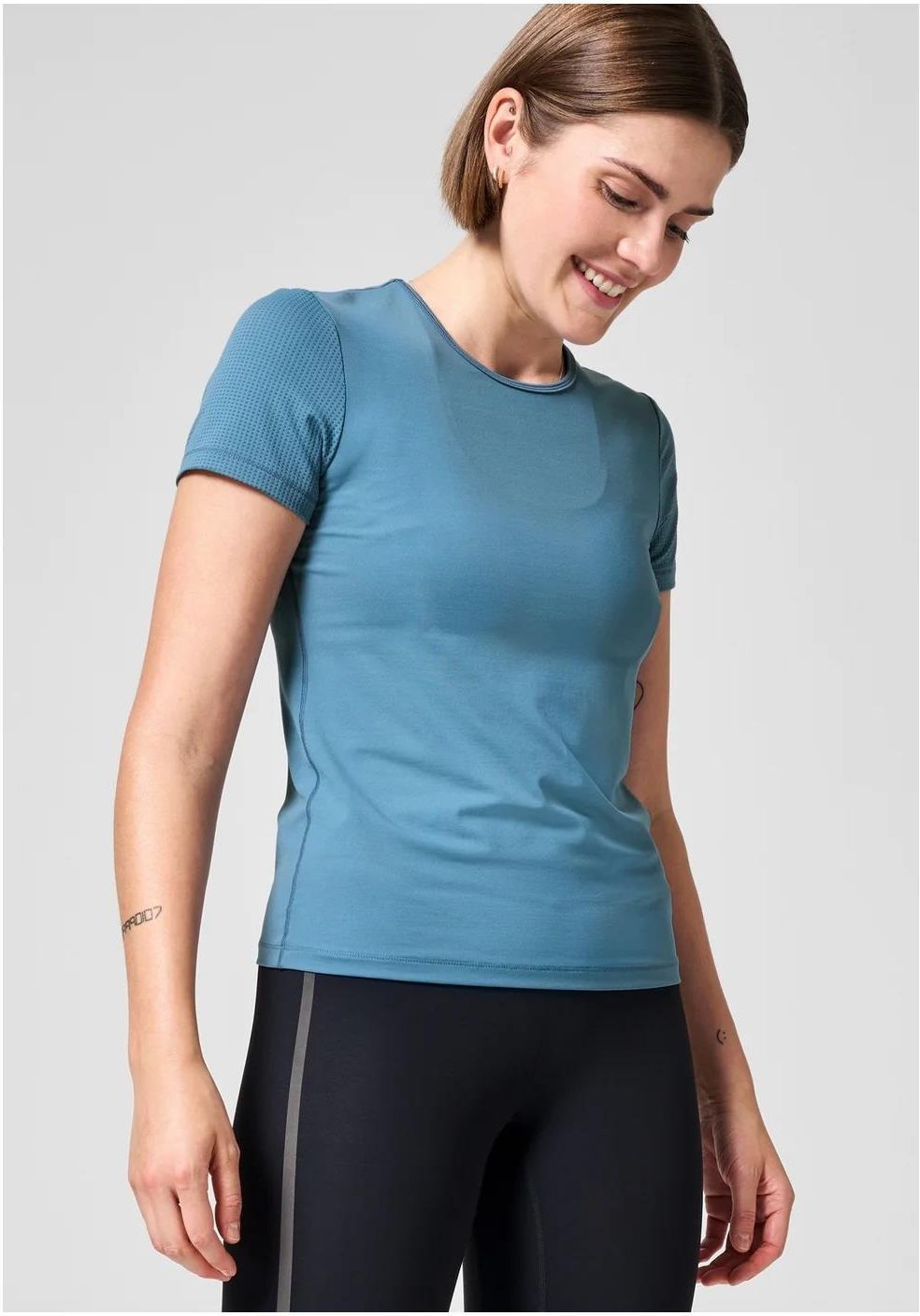 SEAMLESS FEMME V-NECK TOP