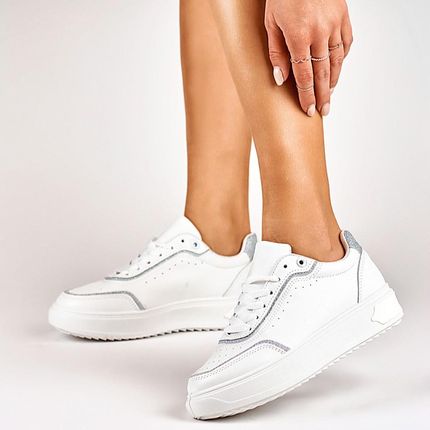 Białe sneakersy ze srebrnymi dodatkami