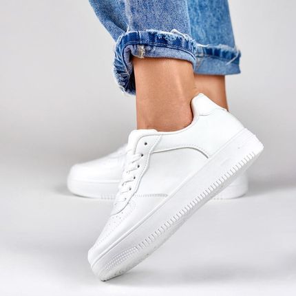 Klasyczne białe sportowe sneakersy z biała podeszwą