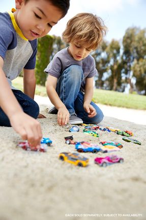 Hot Wheels Zestaw 8 podstawowych pojazdów w skali 1:64 HPV78