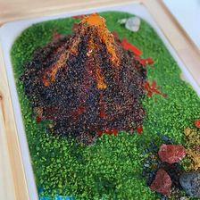 Zdjęcie Fabryka Małego Odkrywcy Panel Wulkan Z Kartami Edukacyjnymi Nakładka Na Stolik Flisat/Pojemnik Trofast - Strumień