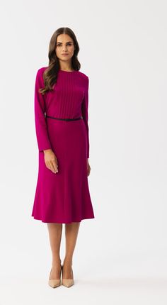 S347 Sukienka z przeszyciami na dekolcie - śliwkowa (kolor śliwkowy, rozmiar L)