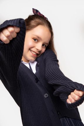 Sweter rozpinany granatowy z dekoltem w serek i opuszczonym ramieniem