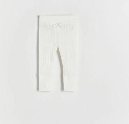 Reserved - Prążkowane legginsy z kokardką - Kremowy