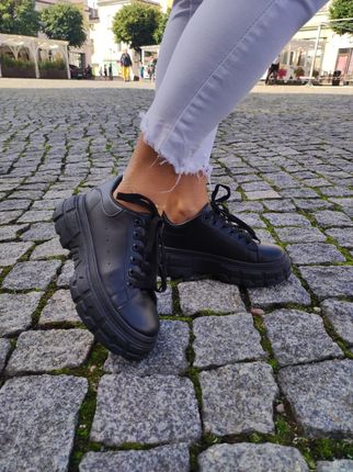 Czarne sneakersy na platformie
