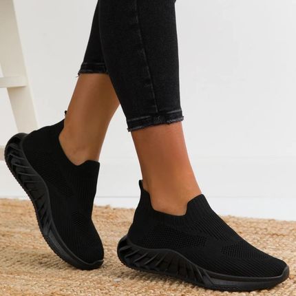 Czarne buty sportowe typu slip-on