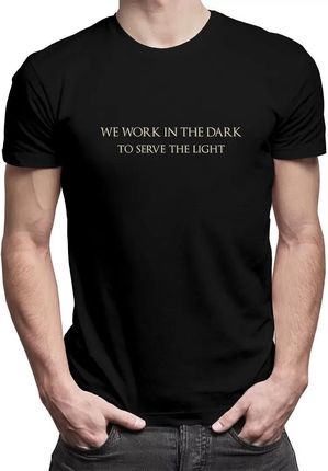 We work in the dark to serve the light - męska koszulka dla fanów gry Assassin's Creed Mirage
