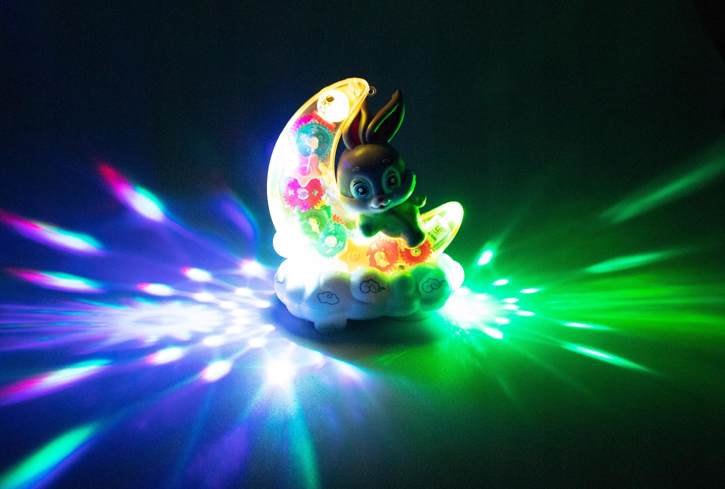 Zabawka Norimpex Świecąca Lampka Nocna Królik Na Księżycu Jeżdżący