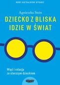 Dziecko z bliska idzie w świat