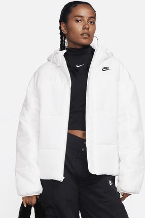Damska kurtka z kapturem o luźnym kroju Therma-FIT Nike Sportswear Classic Puffer - Biel