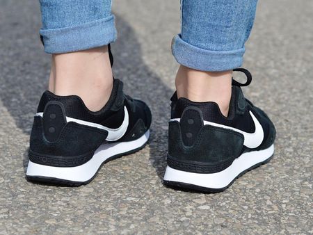 nike venture runner on feet