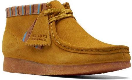 Dziecięce buty zimowe Clarks Wallabee Boot Youth G kolor mustard suede 26175093
