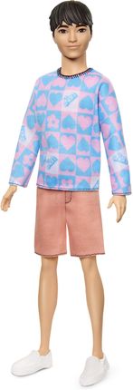 Barbie Fashionistas Ken #219 o szczupłej sylwetce w zdejmowanej różowo-niebieskiej bluzie we wzorki i brzoskwiniowych szortach DWK44 HRH24
