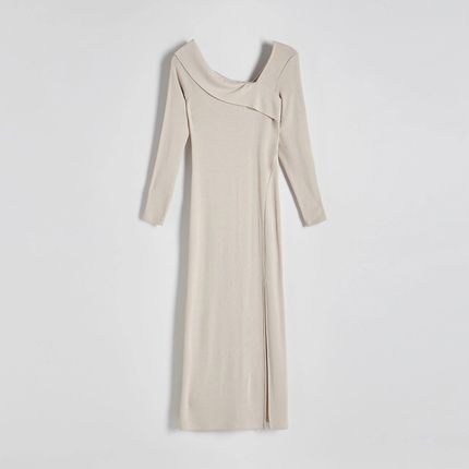 Reserved - Dzianinowa sukienka z asymetrycznym dekoltem - Beżowy