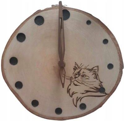 Zegar na bazie krążka drewna z wizerunkiem kota
