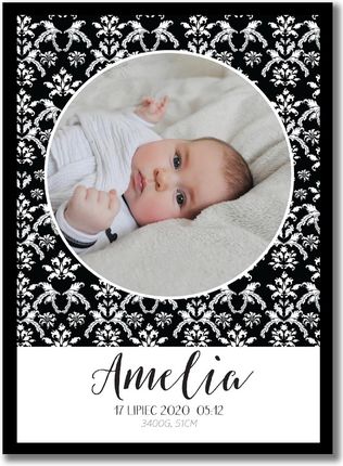 Metryczka z imieniem i zdjęciem niemowlęcia, na tle czarno biało kwiaty