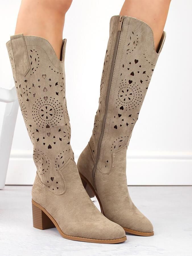 Zamszowe kozaki damskie ażurowe na obcasie beżowe M