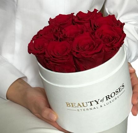 Beauty Of Roses 9 Czerwonych Róż W Białym Pudełku Classic
