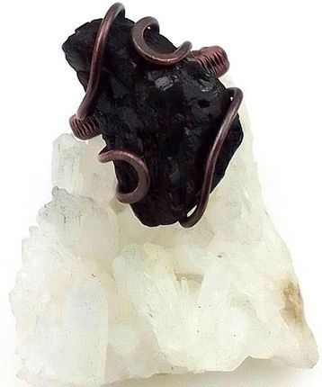 Surowy czarny turmalin - pierścionek miedziany 27x19 mm, rozmiar 18 – regulowany. Ludwika Lipińska