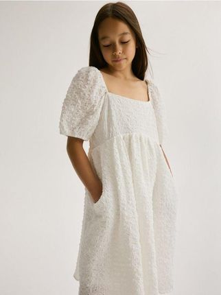 Reserved - Bawełniana sukienka z bufkami - złamana biel