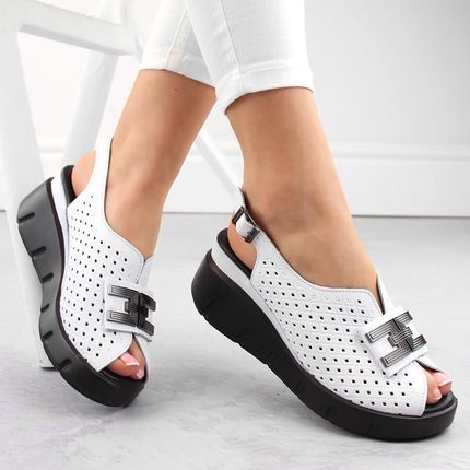 Skórzane sandały damskie na koturnie ażurowe białe Filippo DS6062