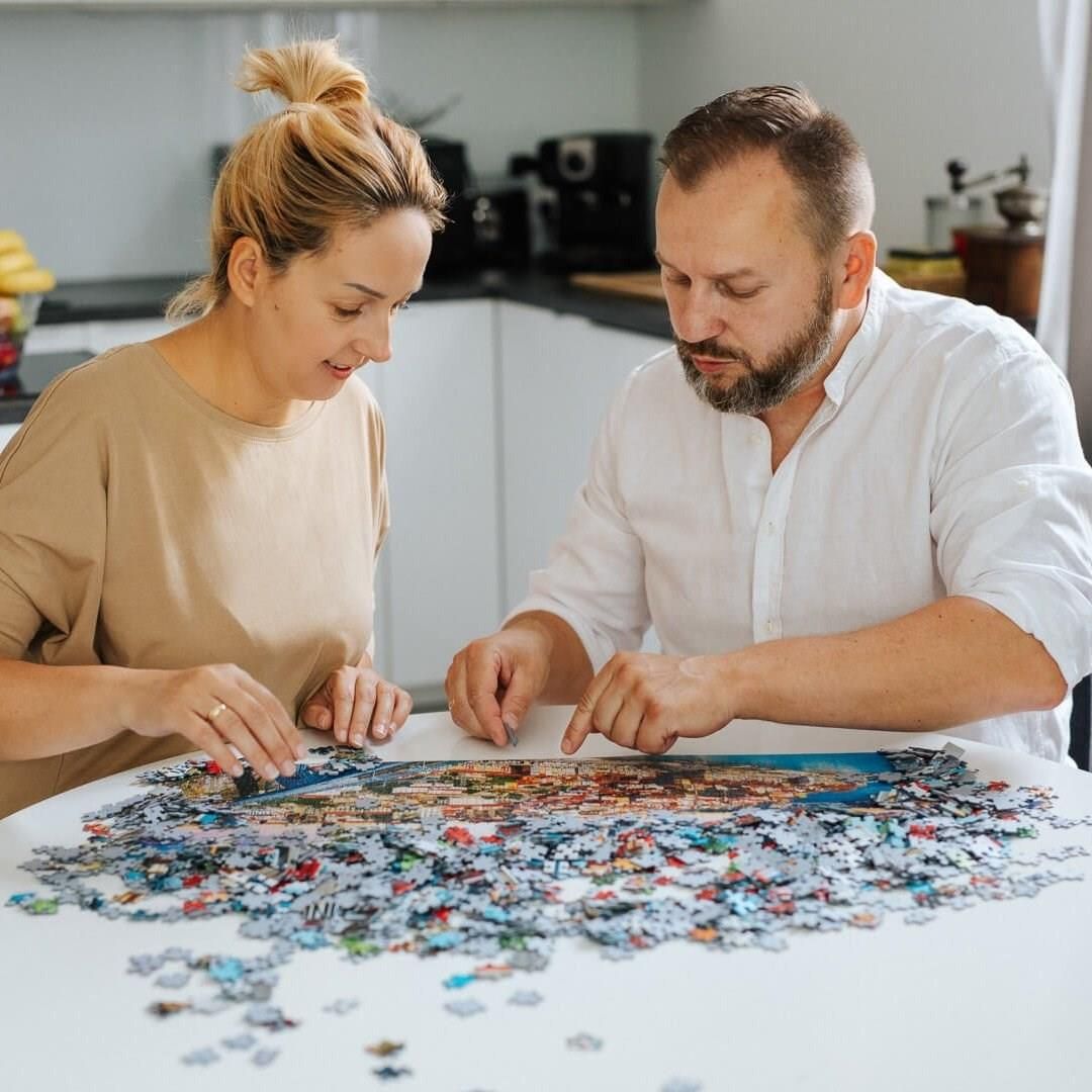 Puzzle Trefl 1000 Pezzi “Scorcio Di Santorini” – Serie Tea Time, Immagini Dipinte Nostalgiche – Tessere Premium Plus, Poster Incluso, Regalo Per Adulti - 2