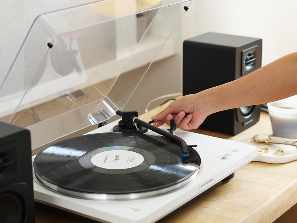 фото Проигрыватель виниловых дисков Audio-Technica AT-LP70XBT White-Silver