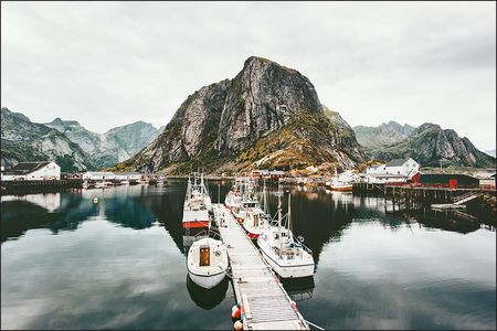 Muralo Fototapeta Krajobraz Z Widokiem Na Jezioro W Górach Przystań Łodzie Dekoracja Ścienna 3D Idealna Do Sypialni 416x254cm