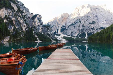 Muralo Fototapeta Krajobraz Z Widokiem Na Lazurowy Staw Łodzie Góry Ekstrawagancka Natura Z Modnym Efektem 3D 416x290cm