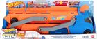 Hot Wheels Miejski transporter Duży pojazd ciężarówka zabawka z transformacją w tor wyścigowy (ponad 76 cm) z wyrzutnią HYT83
