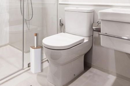 Szczotka do WC biała z bambusem - Yoka Home - zdjęcie 3