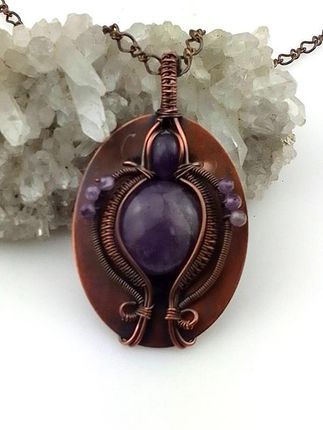 Wisiorek miedziany (5x3 cm) z ametystem, łańcuszek miedziany 45 plus 5 cm, waga 14.6 grama, rękodzieło. Ludwika Lipińska