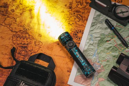 Latarka taktyczno-poszukiwawcza Olight Seeker 4 Pro Cool White Deep Ocean - 4600 lumenów - zdjęcie 2
